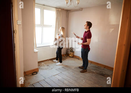 Paar Kauf Haus zum ersten Mal im Haus Im Zimmer renoviert werden Stockfoto