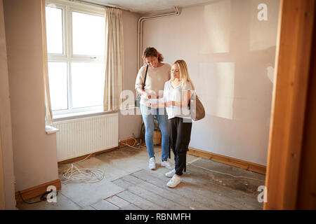 Zwei weibliche Freunde kauf Haus zum ersten Mal im Haus Im Zimmer renoviert werden Stockfoto