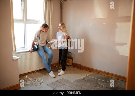 Zwei weibliche Freunde kauf Haus zum ersten Mal im Haus Im Zimmer renoviert werden Stockfoto