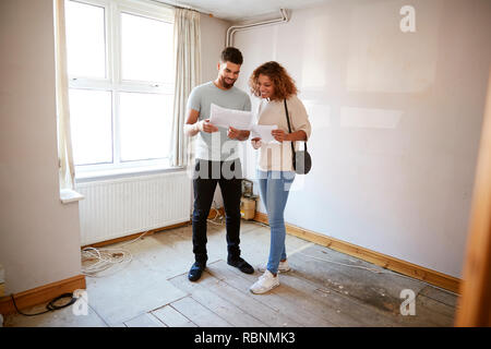 Paar Kauf Haus zum ersten Mal im Haus Im Zimmer renoviert werden Stockfoto