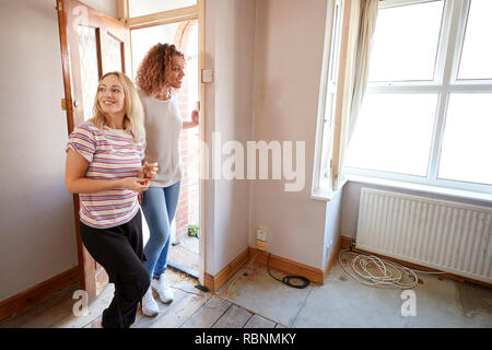 Aufgeregt weiblich Paar Öffnen der vorderen Tür der Neuen Home Stockfoto