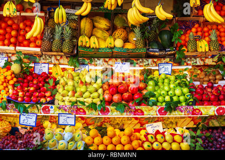 Verkauf von Obst und Gemüse auf den Straßen von Istanbul. Istanbul, Türkei - 12. November 2018. Stockfoto