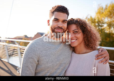 Porträt des jungen Paares, die über Stadt Brücke Zusammen Stockfoto