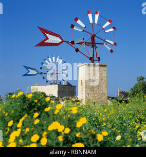 Bunte farm Windmühlen in der Nähe von Palma de Mallorca Flughafen mit Frühlingsblumen, Can Pastilla, Mallorca (Mallorca), Balearen, Spanien, Europa Stockfoto