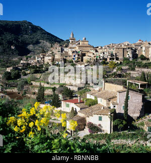 Blick auf Bergdorf von Valldemossa, Mallorca (Mallorca), Balearen, Spanien, Europa Stockfoto