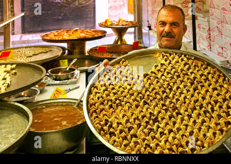 Süßes Gebäck im Al Shbaa Shop, im christlichen Bereich der Jdeidé. Aleppo. Syrien, Naher Osten Stockfoto