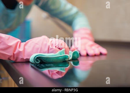 Bild von weiblichen Händen in rosa Handschuhe Waschmaschine Herd Stockfoto