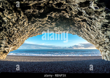 Blick aus einem basaltfelsen Höhle in den Ozean Stockfoto