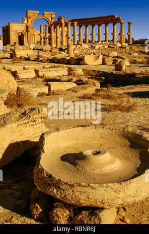 Zenobia Bassin, Spalten und die monumentale Arch. Die Ruinen der alten griechisch-römischen Stadt Palmyra. Syrien, Naher Osten Stockfoto