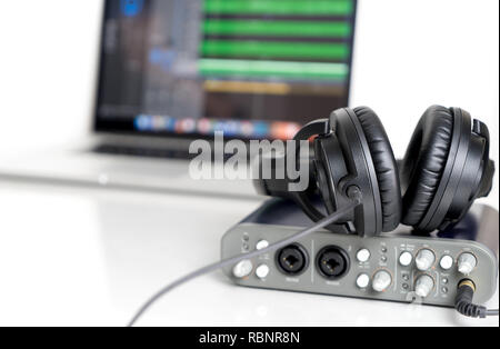 Black Music Studio Kopfhörer liegen auf Computer Sound Schnittstelle Stockfoto