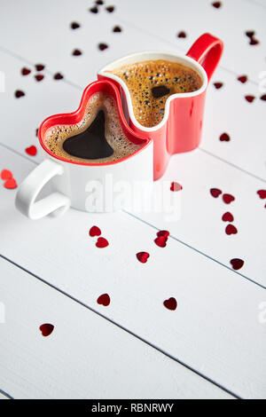Zwei herzförmigen Kaffeetassen conected mit einander. Stockfoto