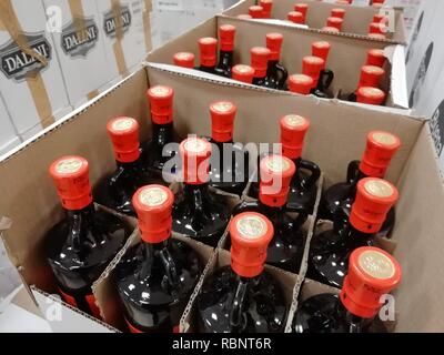 Russland, Ural - Dezember 2018, Glasflaschen, mehrere Flaschen in einer Box, Hälse mit einer Flasche Stopfen. Ausverkauf, Closeout, Schnäppchen, Verkauf, Give-away Stockfoto