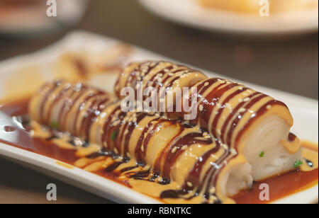 Chinesische Reisnudeln mit süßen Sesamsauce Stockfoto
