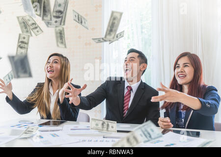 Business Team ist weggeworfenes Geld für Business finacial Erfolgskonzept im Büro Stockfoto