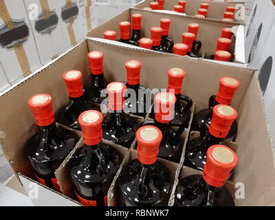 Glasflaschen, mehrere Flaschen in einer Box, Hälse mit einer Flasche Stopfen. Ausverkauf, Closeout, Schnäppchen, Verkauf, Give-away Stockfoto