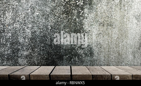 Leere Holzregal auf grauem Zement Wand für Produkt anzeigen Stockfoto