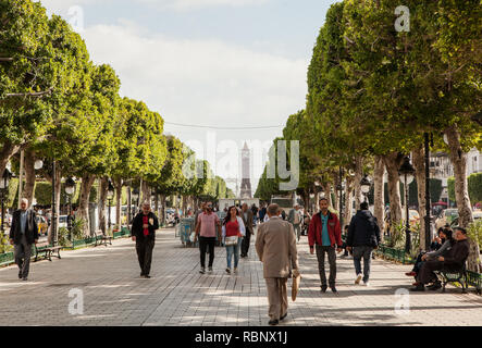 Die Leute gehen entlang der Avenue Habib Bourguiba. Am Ende sieht man den Uhrturm. Stockfoto