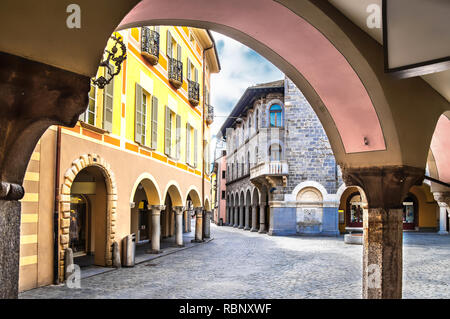 Blick auf die Straße und Rathaus Turm des Palazzo Civico in Bellinzona, Tessin, Schweiz Stockfoto