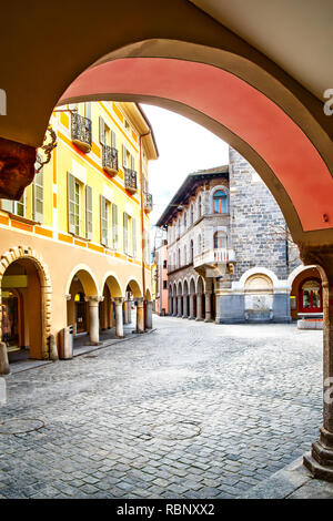 Blick auf die Straße und Rathaus Turm des Palazzo Civico in Bellinzona, Tessin, Schweiz Stockfoto