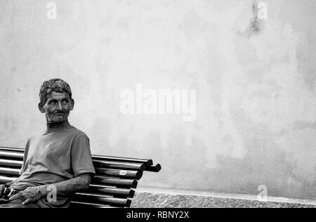 Genua - Juli 11: unbekannter Mann sittting auf einer Bank in der Altstadt, Genua, Italien, Juli 2006. Stockfoto