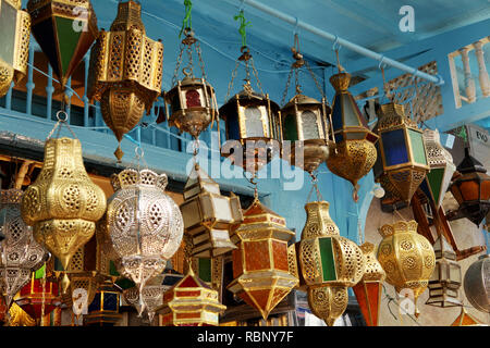 Typische traditionelle arabische Lampen hängen in der Store in der Medina von Tunis. Stockfoto