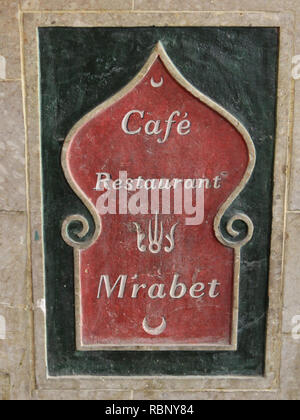 Schild am Eingang des Café M'Rabet in Kasbah von Tunis. Schönes Restaurant im Innenhof. Stockfoto