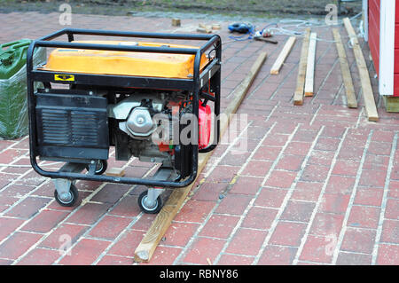 Portable Generator mit Rädern auf der Baustelle. Nahaufnahme auf Mobile Backup Generator. Stockfoto