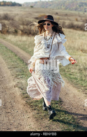 Schöne junge boho Frau Wandern in der Natur. Freiheit lifestyle Stockfoto