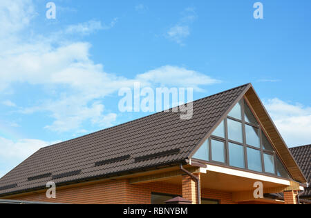 Gebäude hew Haus mit schönen Dach Fenster, Oberlichter. Dach- konstruktion. Stockfoto