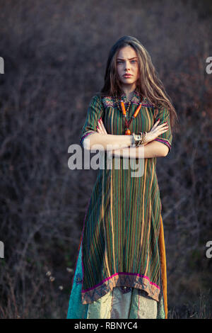 Schönen hippie Frau bei Sonnenuntergang im Freien. Gekreuzte Arme Stockfoto