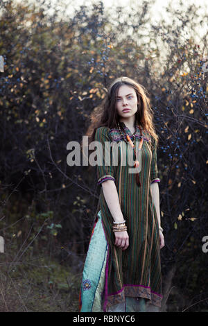 Schönen hippie Frau bei Sonnenuntergang im Freien Stockfoto