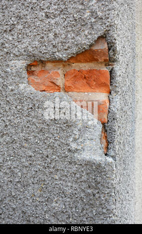 Nahaufnahme auf Risse an der Wand. Zur Festsetzung, Reparatur Haus Fassade Wand Risse. Risse im Haus Fassade Betonwand Outdoor. Stockfoto