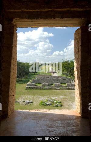 Mexiko - Jan 16 2007: SACBE 1 aus dem westlichen Eingang des Tempels der Sonne oder Sieben Puppen Str. 1 gesehen-sub an dzibilchaltún Maya archaeologica Stockfoto