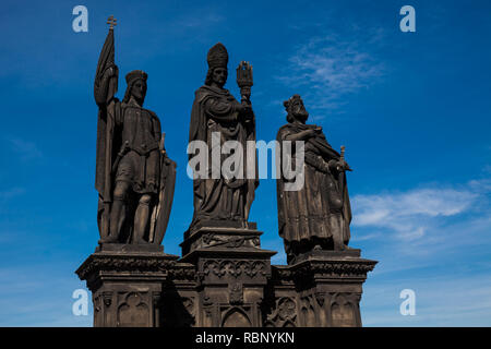 Antike Statue des heiligen Norbert von Xanten, Wenzel und Sigismund auf der mittelalterlichen gotischen Karlsbrücke in Prag gebaut im 15. Jahrhundert Stockfoto