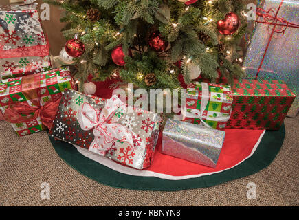 Weihnachtsgeschenke unter einem Weihnachtsbaum. Stockfoto