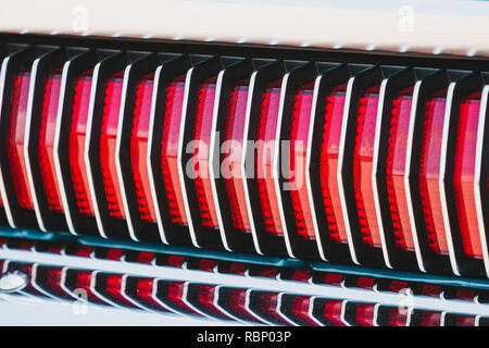 Vertikale Linien in einem Muster der Heckleuchte Oldtimer Sportwagen. Stockfoto