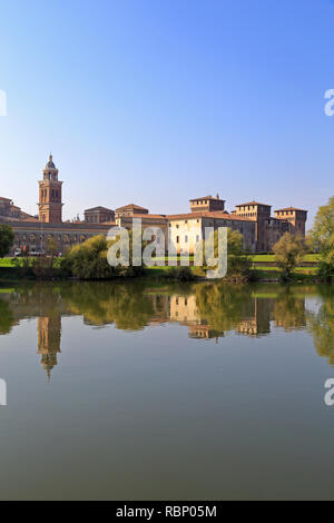 Palazzo Ducale und Castello di San Giorgio aus dem unteren See, Mantua, UNESCO-Weltkulturerbe, Lombardei, Italien. Stockfoto