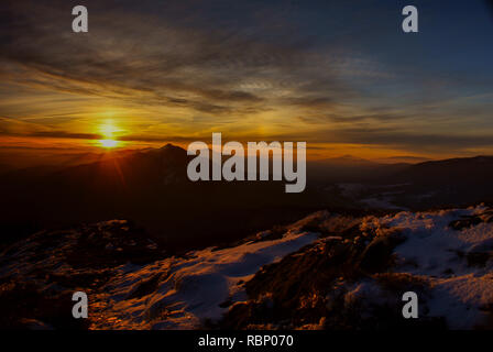 Schönen Sonnenaufgang in den Bergen. Polonina Wetlinska. Bieszczady. Polen Stockfoto