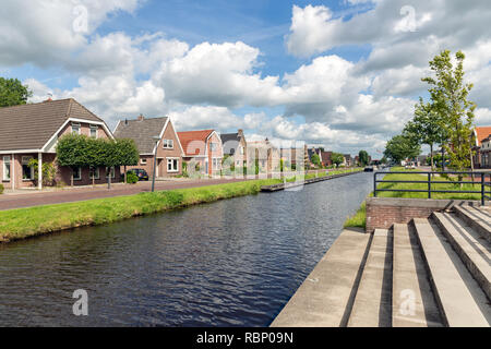 Dutch Village Appelscha in Friesland mit Häusern entlang eines Kanals Stockfoto