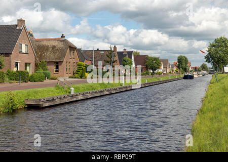 Dutch Village Appelscha in Friesland mit Häusern entlang eines Kanals Stockfoto