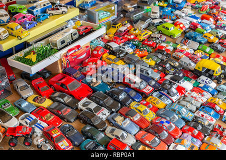 Flohmarkt mit Ständer verkaufen second hand Spielzeug Autos Stockfoto