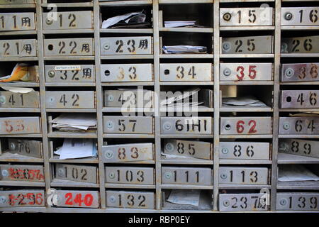 Alte vintage Metall, ruiniert der traditionellen chinesischen Leere oder Volle Postfächer/Letter Box mit Anzahl Zeichen in Hongkong Dorf Stockfoto