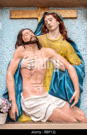 Bas-relief Farben für die Mitleid von Michelangelo. Heilige Maria, Mutter und Jesus Christus nach der Kreuzigung. Es kann für Konzepte verwendet werden, und e Stockfoto