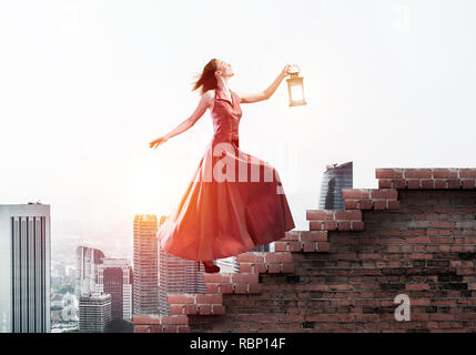 Mädchen in langen Kleid auf der Treppe. Mixed Media Stockfoto