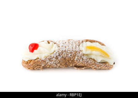 Typisch sizilianisches Dessert, Cannoli, mit kandierten Früchten. Stockfoto