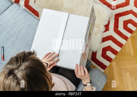 Blick von oben der Frau Auspacken Auspacken weißen Karton mit Online Shopping gut gekauft Stockfoto