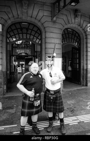 Luxemburg - Jun 5, 2016: Penicuik Mid Lothian Tartan Army - Schottland national footbal Team Mitglieder fan lächelnd posiert ein Bier vor Luxemburg Hauptbahnhof - Fans der schottischen Fußball-Nationalmannschaft Stockfoto