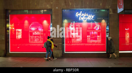 Straßburg, Frankreich - 31.Oktober 2017: Galeries Lafayette Fashion Store in Frankreich mit geschlossenen Lagern - Windows während der Vorbereitung der Christmas edition Spektakuläre Stockfoto