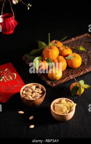 Konzept Bild des Neujahrsfest - Mandarin Orange, Marmelade und rote Paket. Text auf Briefumschlag bedeutet, Frohes Neues Jahr und Glück. Stockfoto