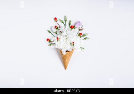 Schönen Blumenstrauß Blume in Eis auf weißem Hintergrund. Blumenschmuck, Flachbild Styling legen. Ansicht von oben. Kreative still life Idee, Feder wallpape Stockfoto